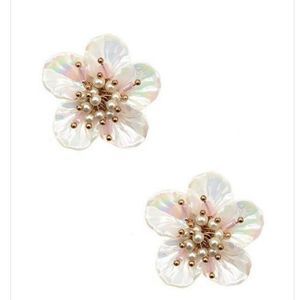 Beautiful Retro Floral Shell Like Earrings White and Gold Beaded Center